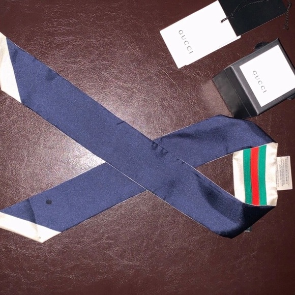 Authentic Gucci neck bow / edge scarf - Picture 2 of 4